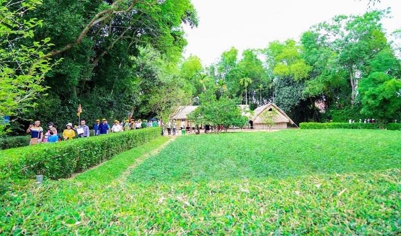 Xúc động dòng người về thăm quê Bác dịp lễ 30/4-1/5 Xúc động dòng người về thăm quê Bác dịp lễ 30/4-1/5