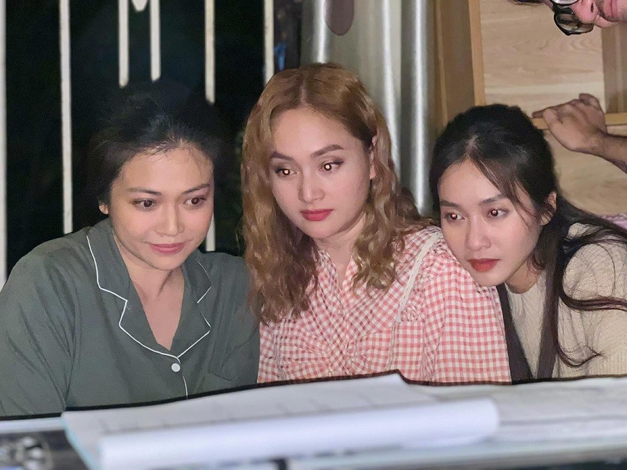 Gia đình mình vui bất thình lình: Diễn viên Lan Phương đăng ảnh và kể chuyện hậu trường đóng phim cùng Khả Ngân