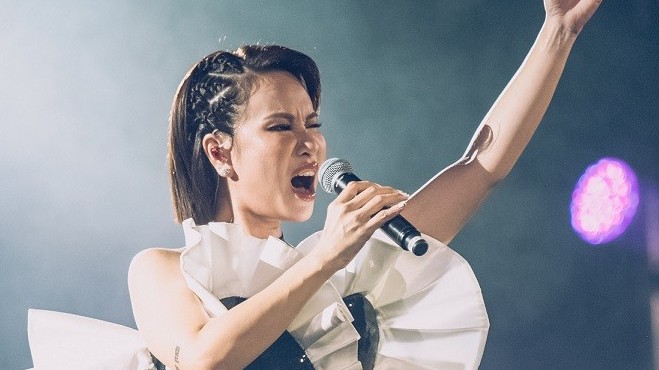 Ca sĩ Uyên Linh được khán giả khen hát hay và chuyên nghiệp