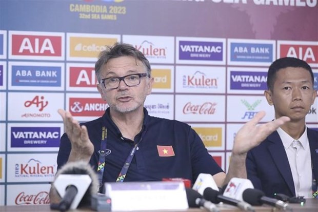 Huấn luyện viên Philippe Troussier trả lời câu hỏi của phóng viên tại cuộc họp báo sau trận đấu. (Ảnh: Minh Quyết/TTXVN) Huấn luyện viên Philippe Troussier trả lời câu hỏi của phóng viên tại cuộc họp báo sau trận đấu. (Ảnh: Minh Quyết/TTXVN)