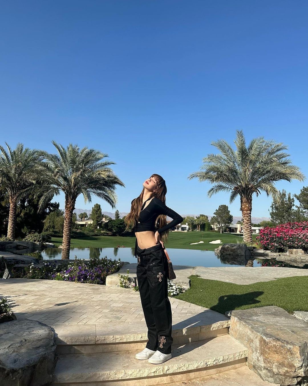 Lisa BlackPink khoe ảnh gợi cảm