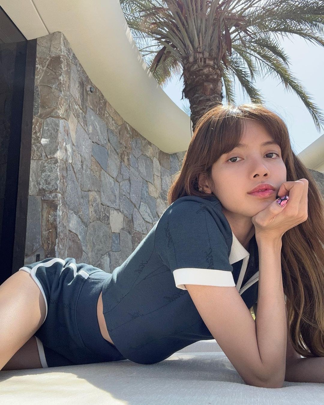 Lisa BlackPink khoe ảnh gợi cảm