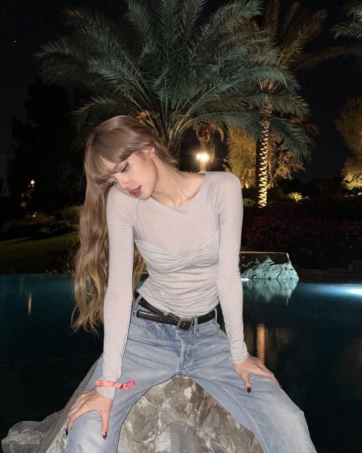 Lisa BlackPink khoe ảnh gợi cảm