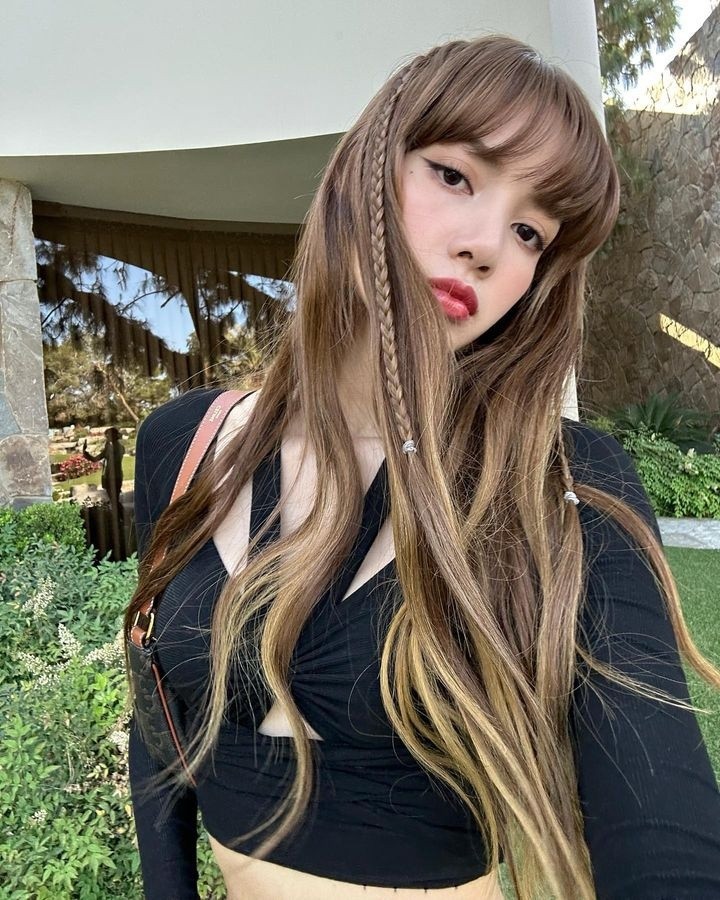 Lisa BlackPink khoe ảnh gợi cảm