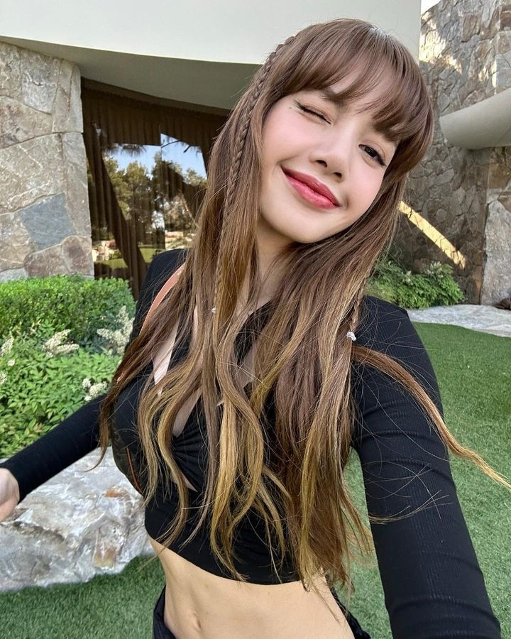 Lisa BlackPink khoe ảnh gợi cảm