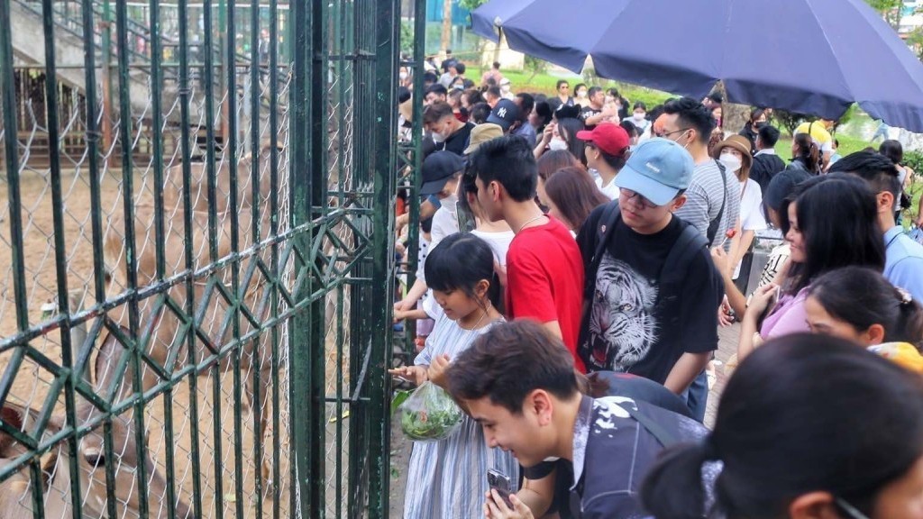 Dịp nghỉ lễ 30/4-1/5, công viên Thủ Lệ thu hút hàng nghìn lượt khách/ngày