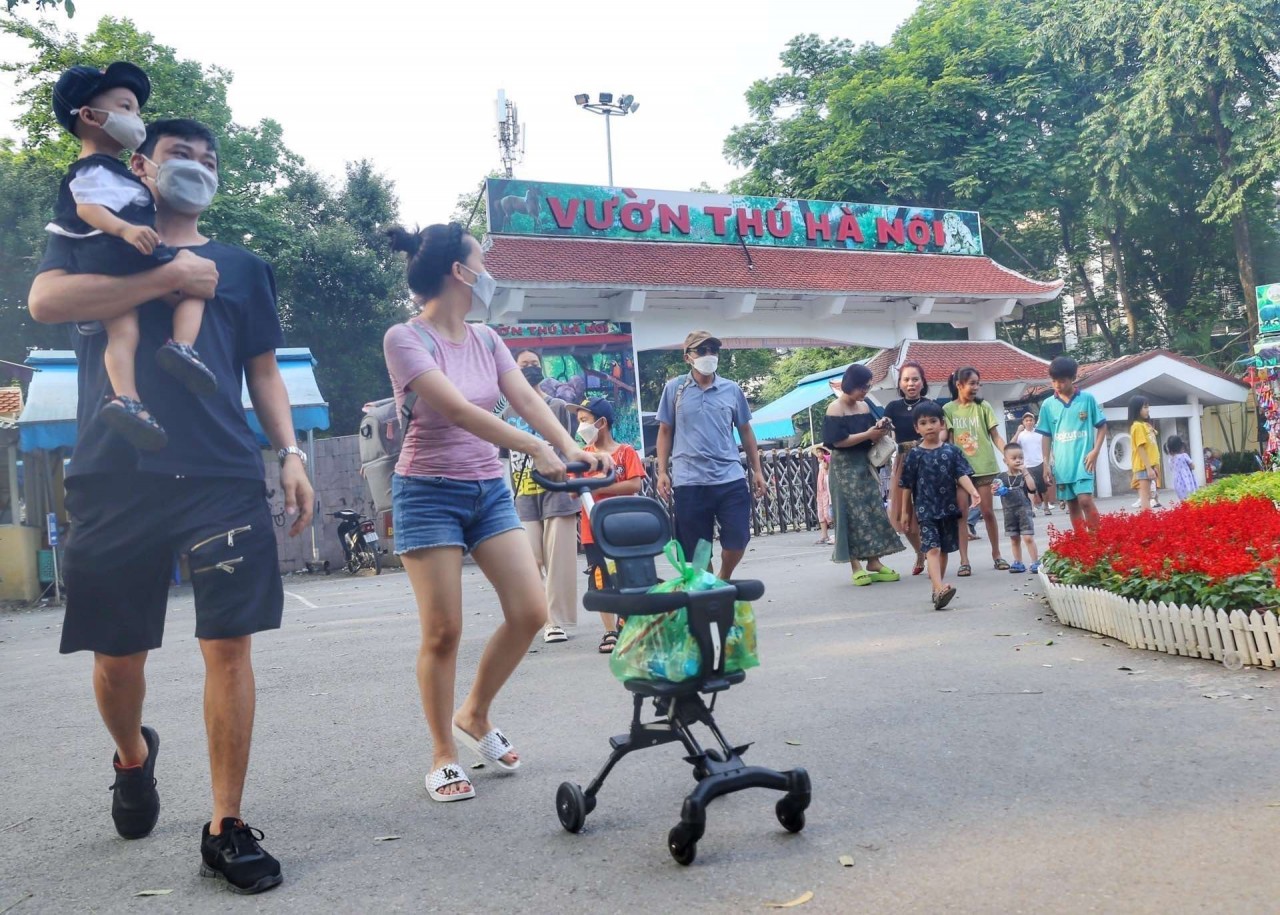 Dịp nghỉ lễ 30/4-1/5, công viên Thủ Lệ thu hút hàng nghìn lượt khách/ngày