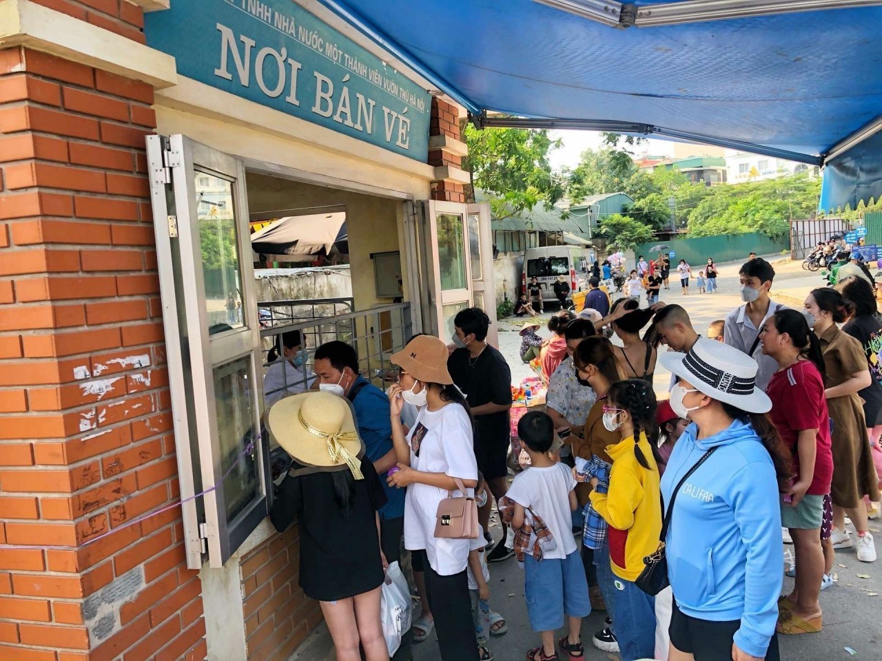 Dịp nghỉ lễ 30/4-1/5, công viên Thủ Lệ thu hút hàng nghìn lượt khách/ngày