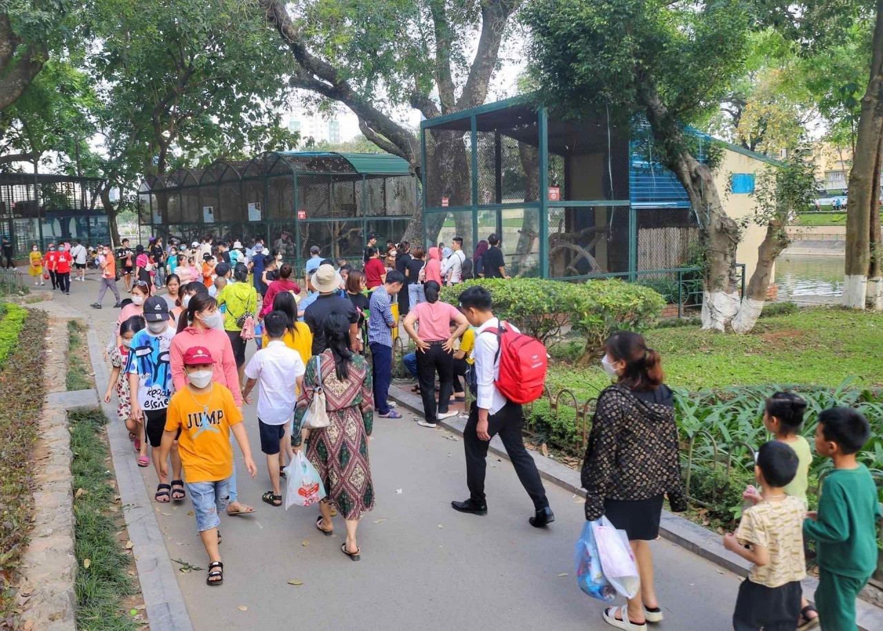 Dịp nghỉ lễ 30/4-1/5, công viên Thủ Lệ thu hút hàng nghìn lượt khách/ngày