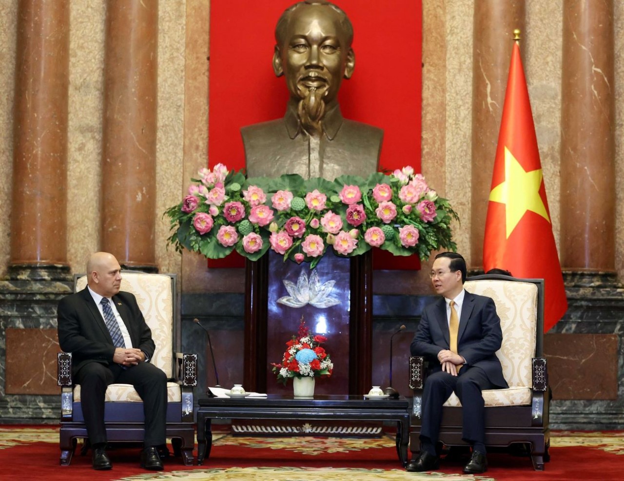 Chủ tịch nước Võ Văn Thưởng tiếp đồng chí Roberto Morales Ojeda, Uỷ viên Bộ Chính trị, Thường trực Ban Bí thư Đảng Cộng sản Cuba. Ảnh: Thống Nhất-TTXVN