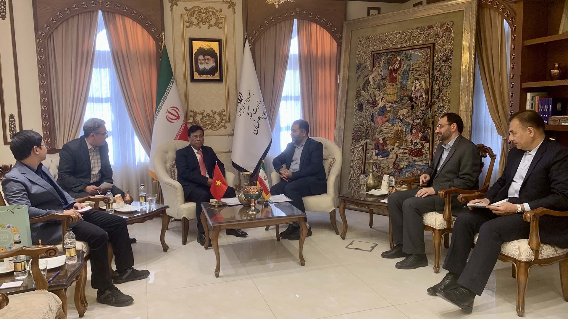 Đại sứ Lương Quốc Huy thăm và làm việc tại tỉnh Isfahan, Iran