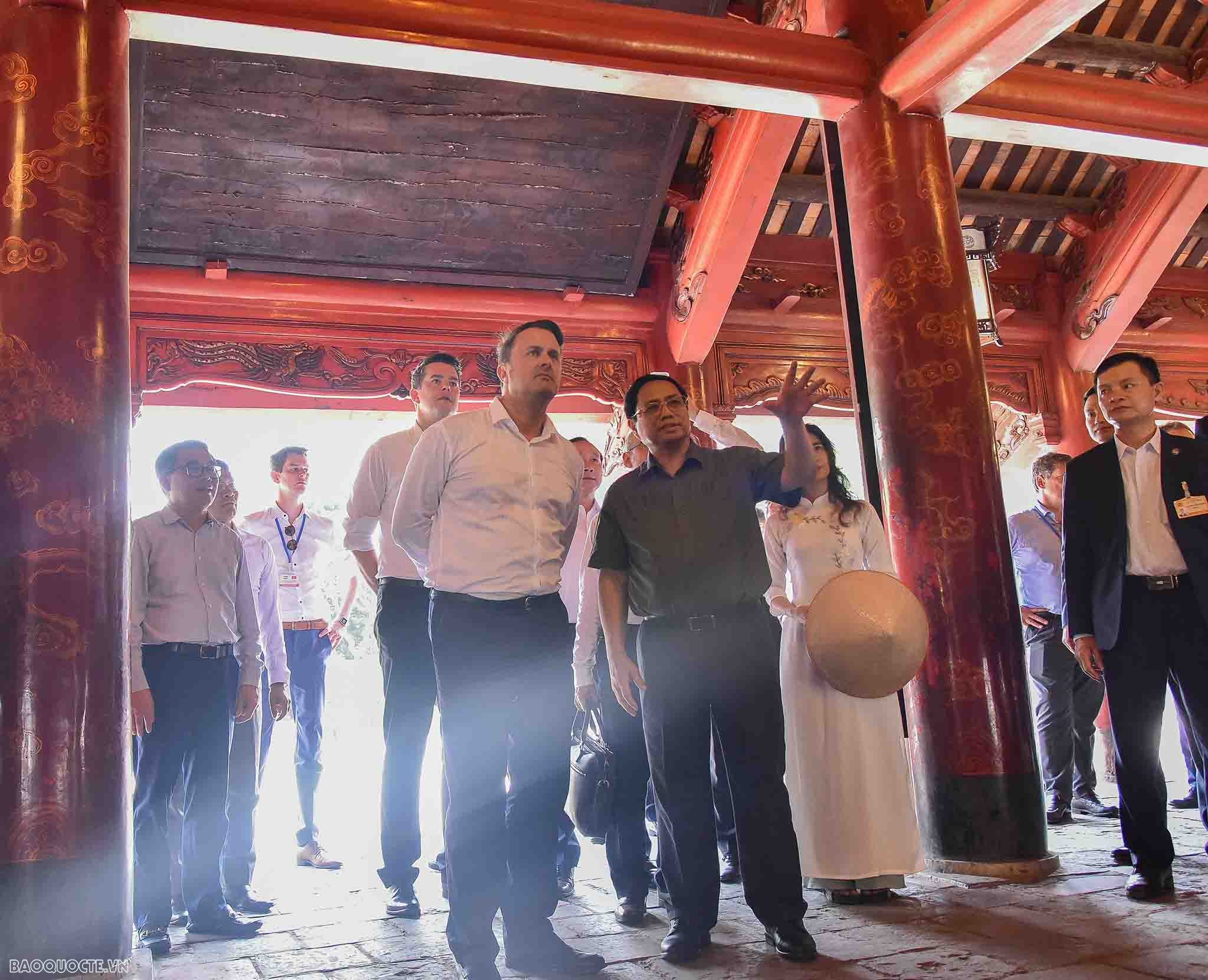 Hai Thủ tướng Việt Nam và Luxembourg thăm quan Văn Miếu-Quốc Tử Giám