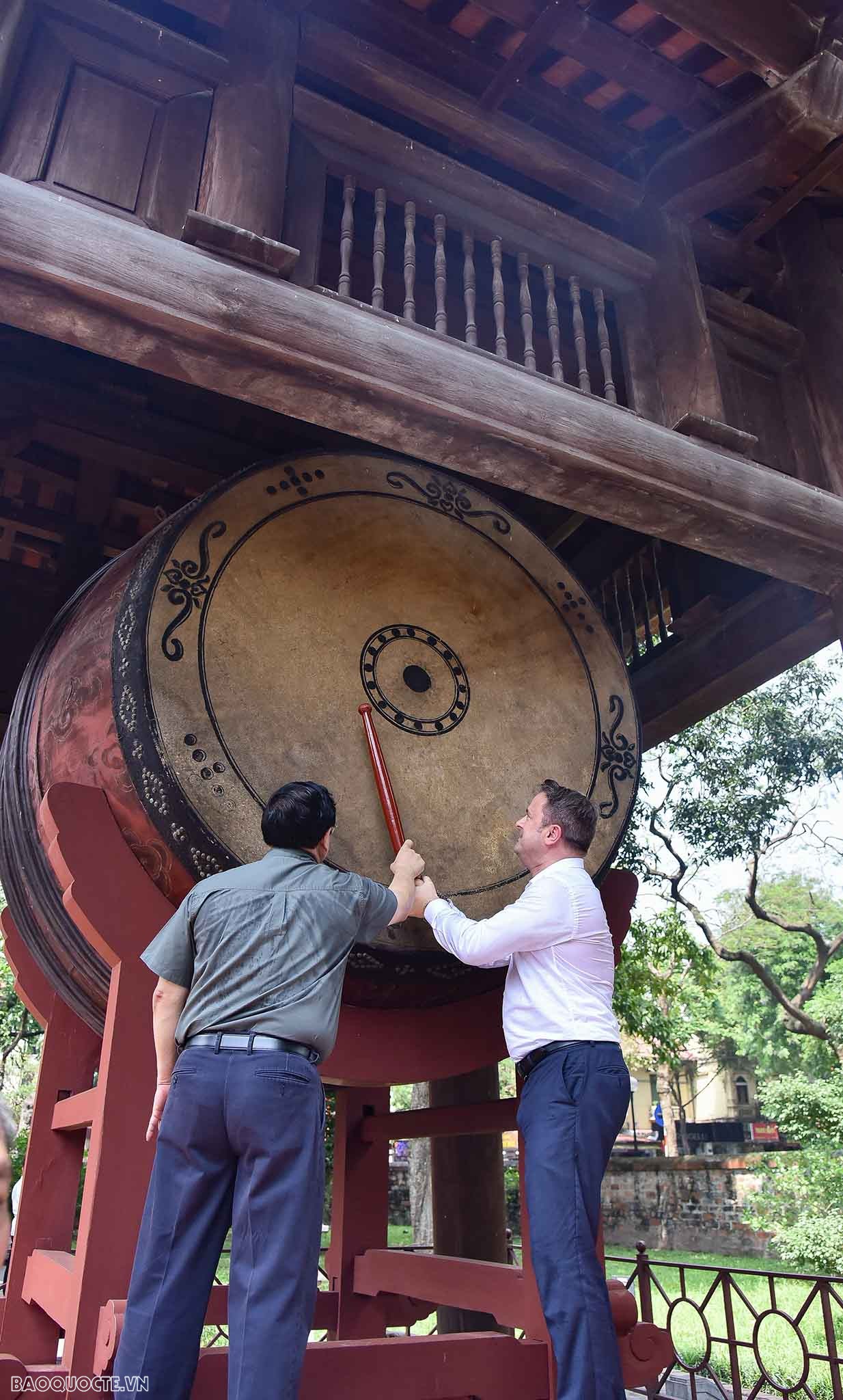 Hai Thủ tướng Việt Nam và Luxembourg thăm quan Văn Miếu-Quốc Tử Giám