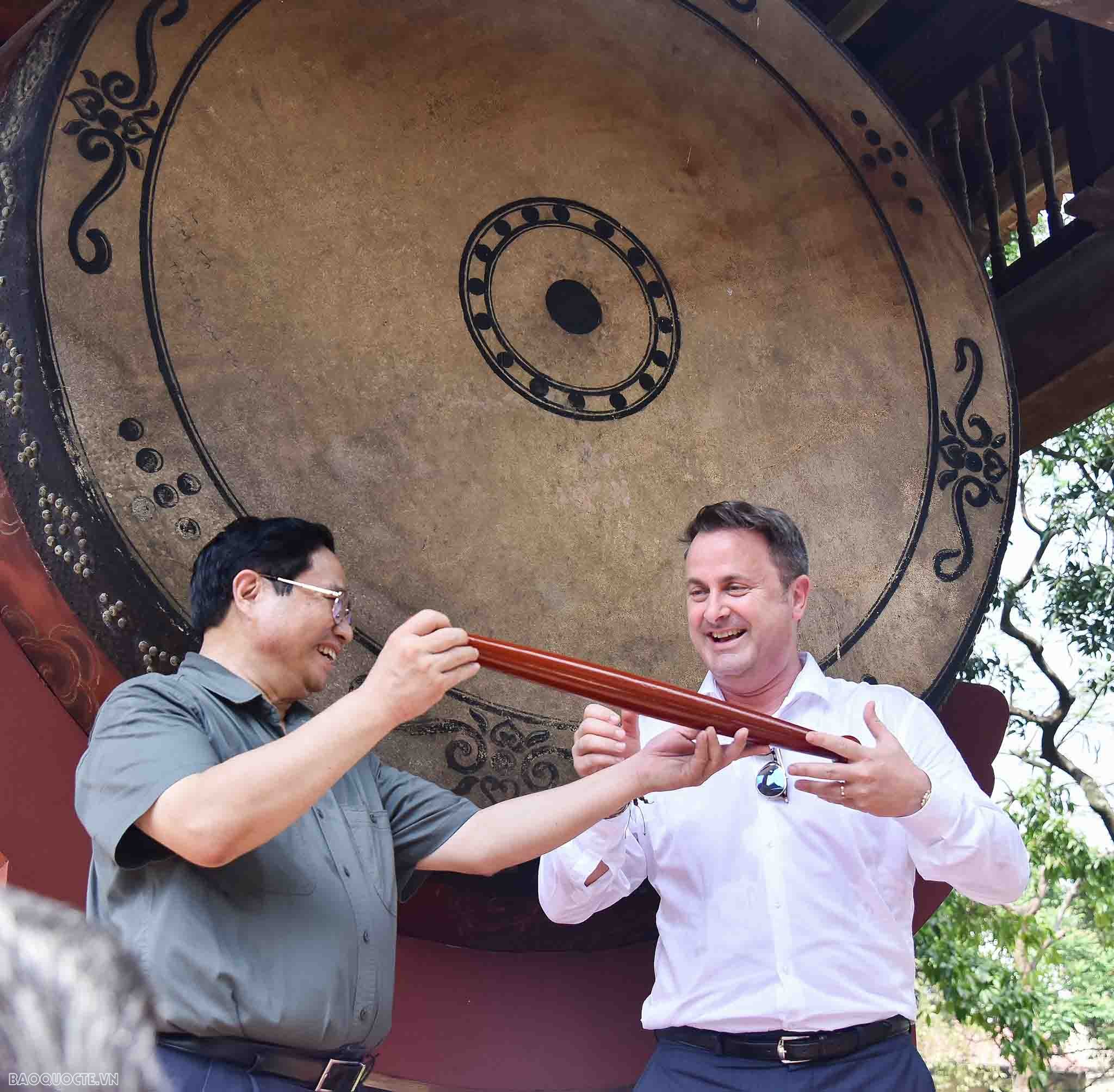 Hai Thủ tướng Việt Nam và Luxembourg thăm quan Văn Miếu-Quốc Tử Giám