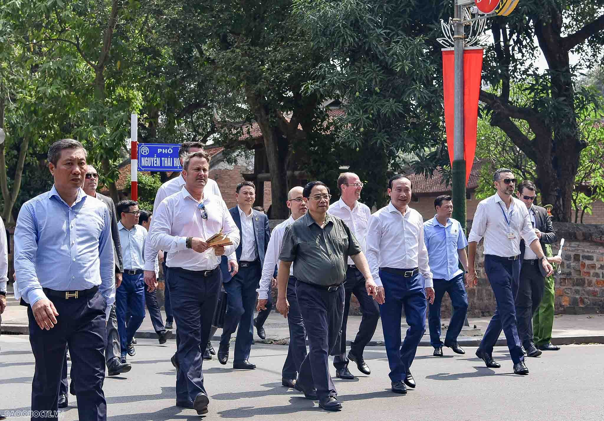 Hai Thủ tướng Việt Nam và Luxembourg thăm quan Văn Miếu-Quốc Tử Giám