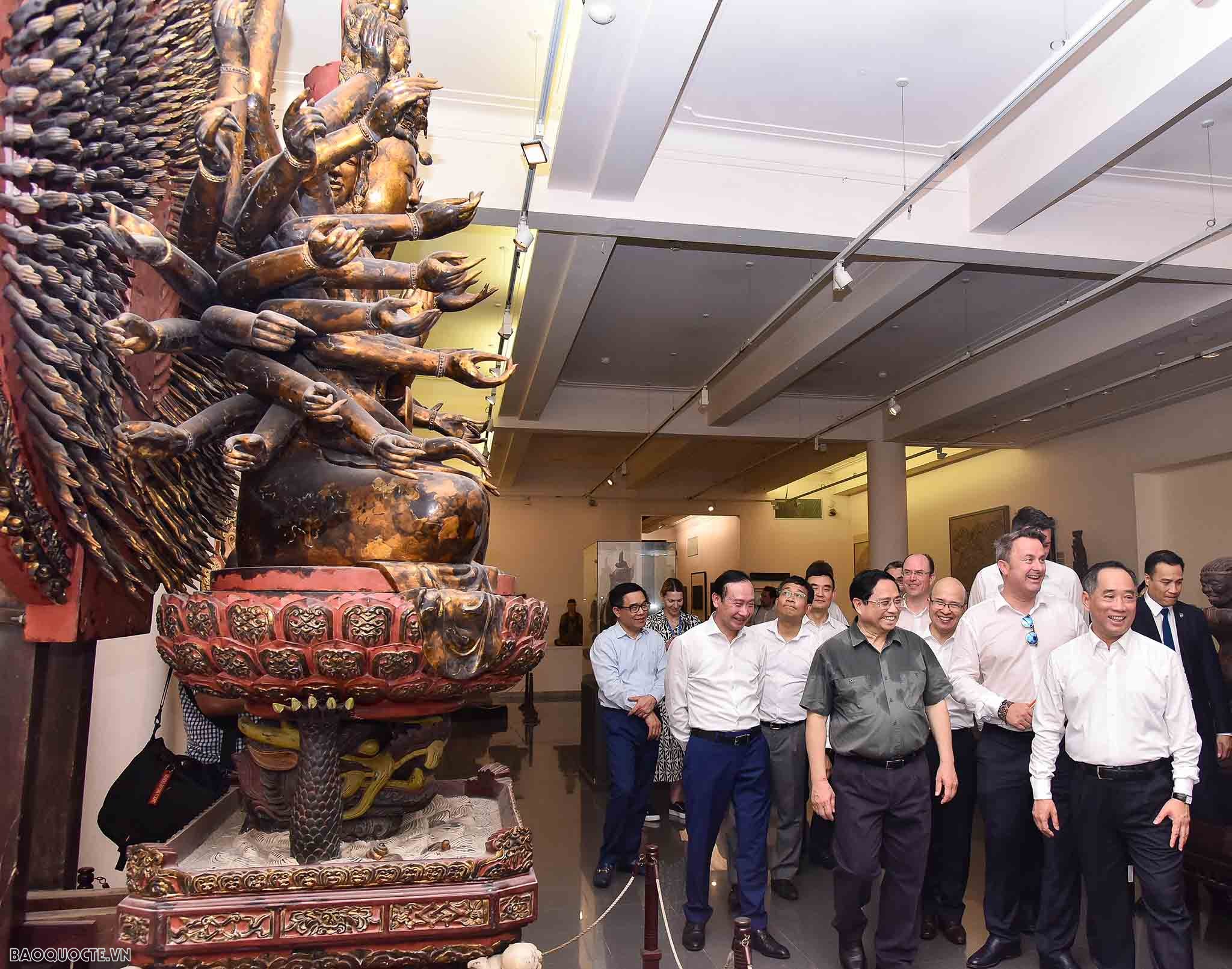 Hai Thủ tướng Việt Nam và Luxembourg thăm quan Văn Miếu-Quốc Tử Giám