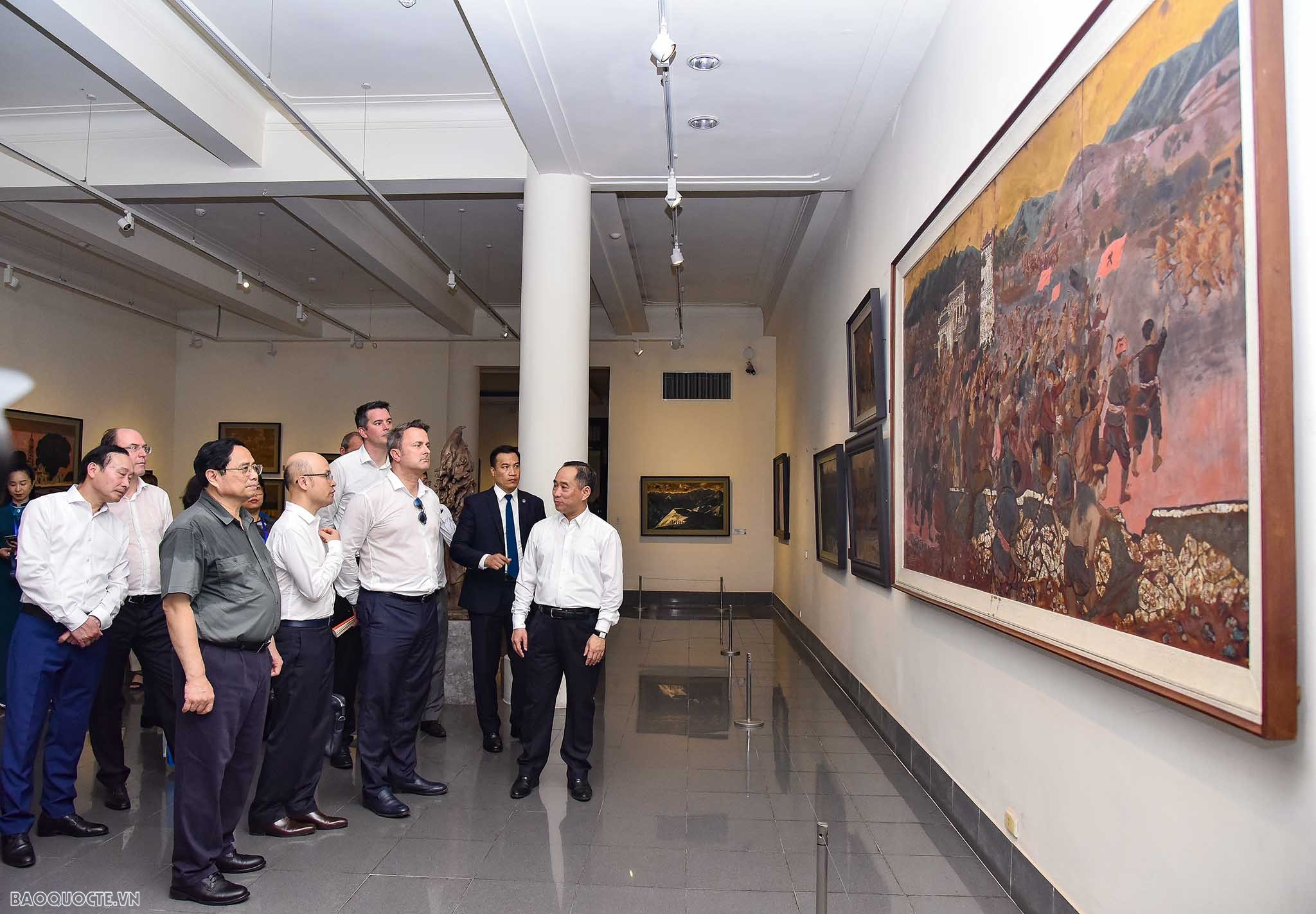 Hai Thủ tướng Việt Nam và Luxembourg thăm quan Văn Miếu-Quốc Tử Giám