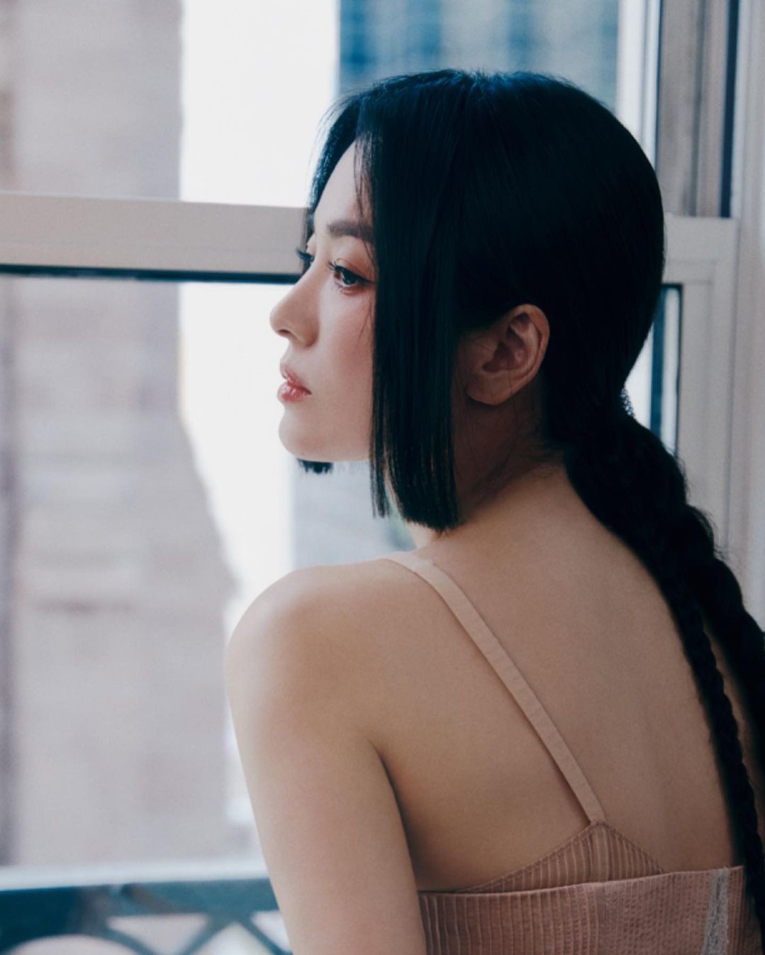 Dự sự kiện thời trang đình đám Met Gala tổ chức tại New York, Mỹ hôm 1/5, Song Hye Kyo chọn tóc tết cách điệu. Đuôi tóc được ê kíp tết thành hai phần, gắn thêm phụ kiện. Phần tóc mai của nữ diễn viên buông xõa ôm sát gương mặt, có đường cắt sắc nét tạo điểm nhấn khác lạ.