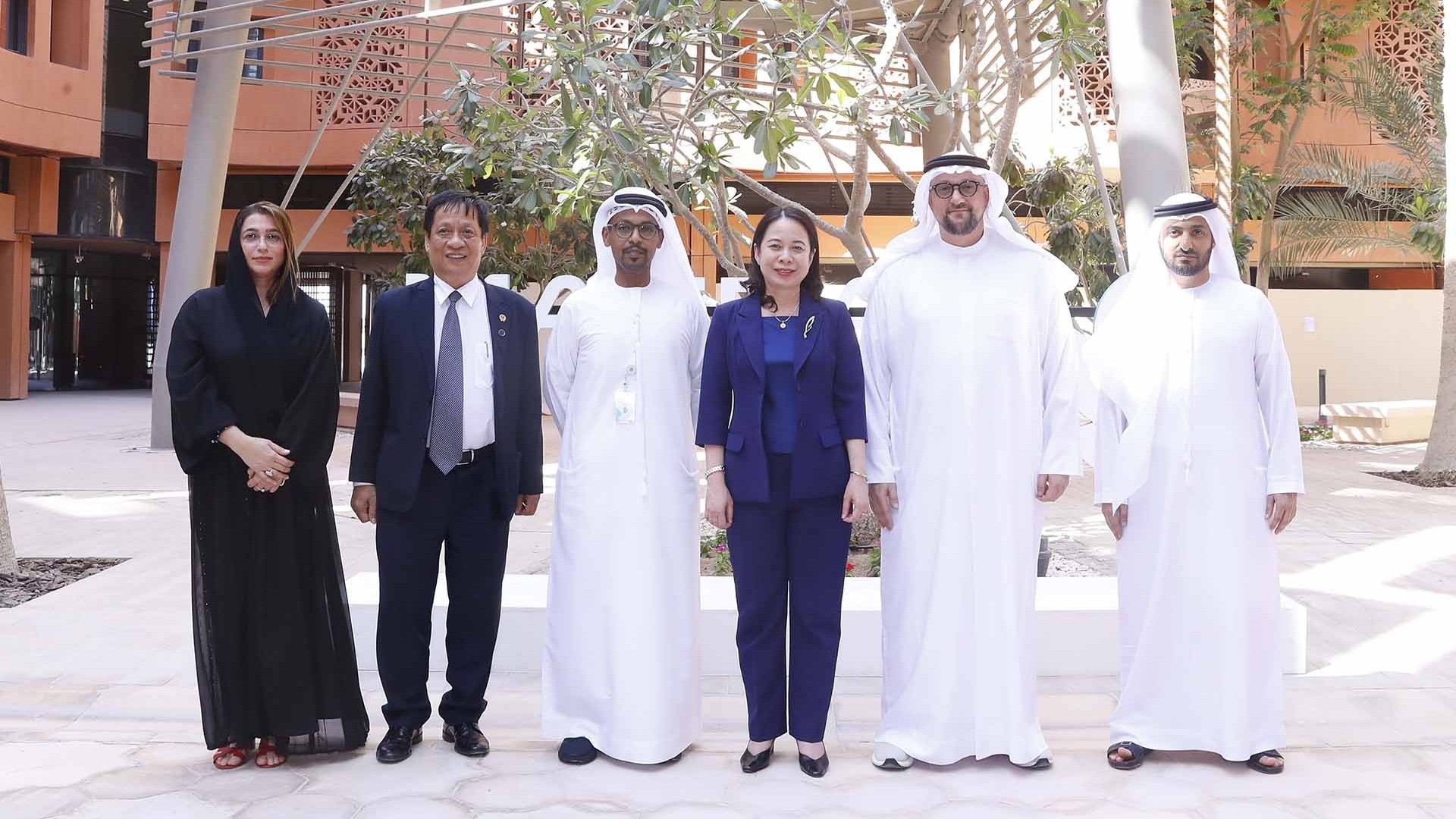 Phó Chủ tịch nước Võ Thị Ánh Xuân làm việc với một số cơ quan, tập đoàn kinh tế và gặp gỡ cộng đồng người Việt tại UAE