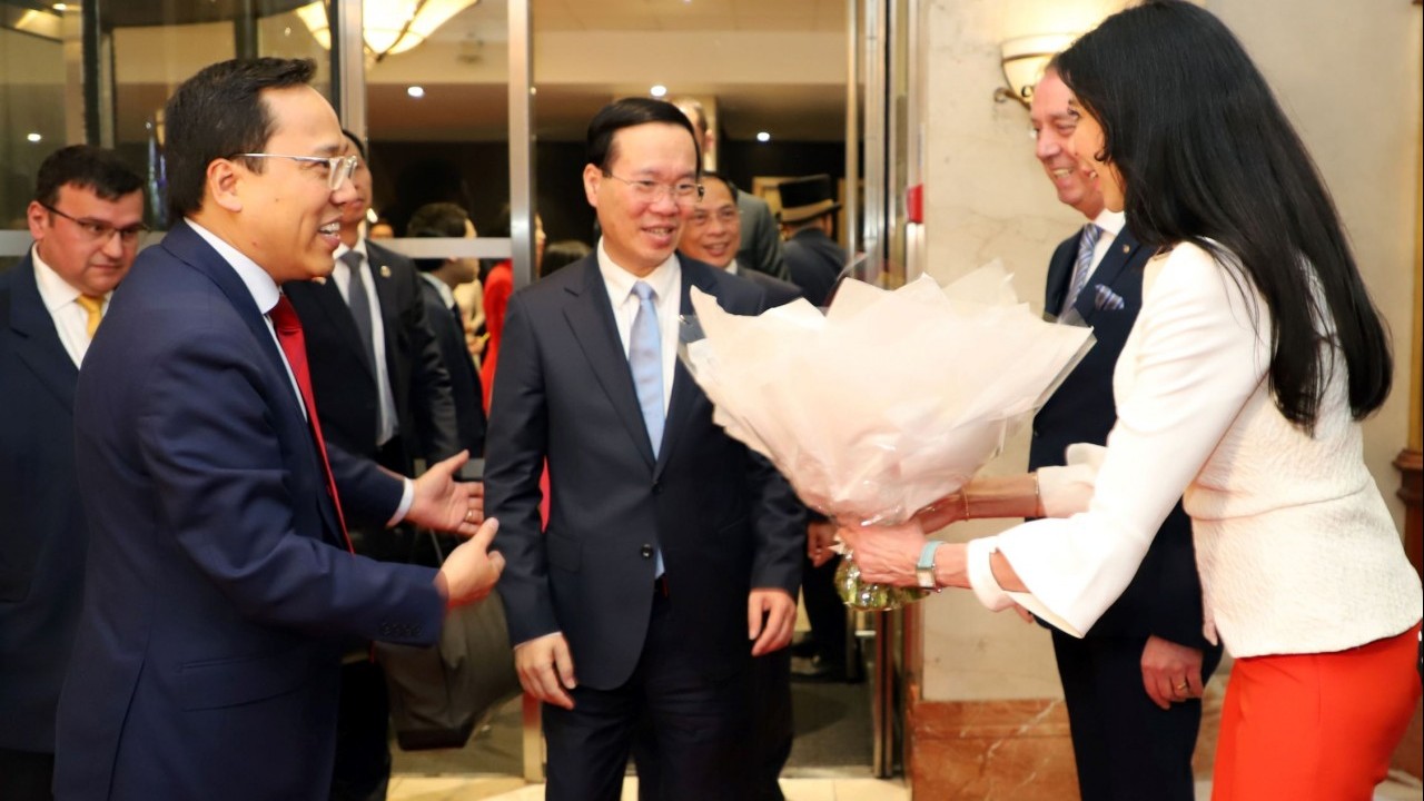 Chủ tịch nước Võ Văn Thưởng đến London, bắt đầu chương trình tham dự Lễ đăng quang của Nhà vua Anh