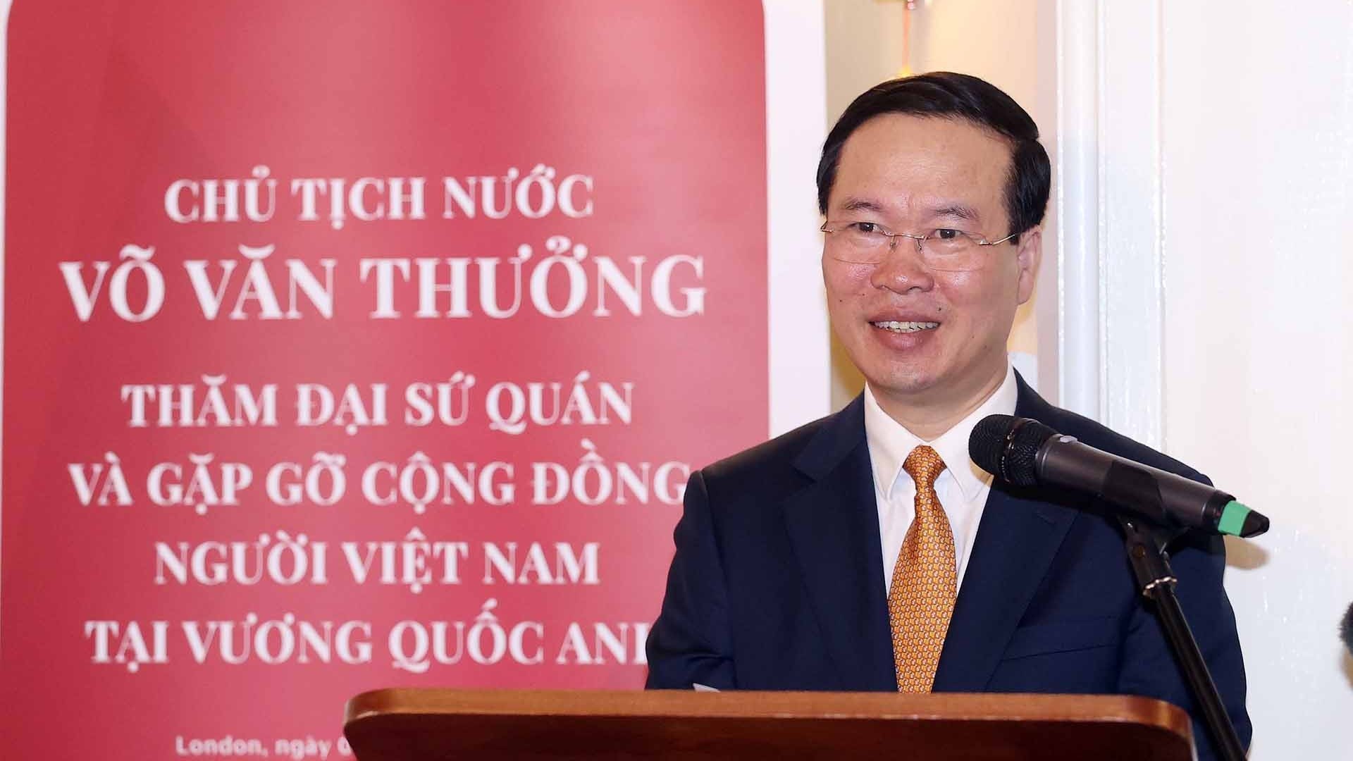 Chủ tịch nước thăm Đại sứ quán Việt Nam và gặp gỡ cộng đồng người Việt tại Anh