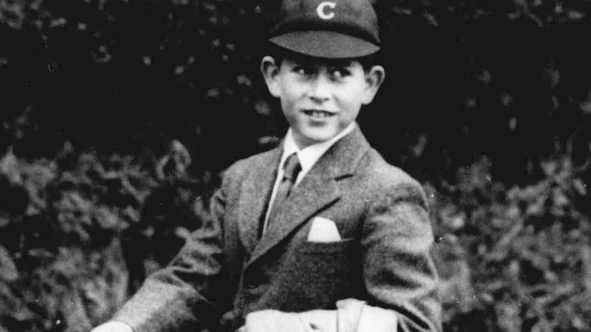 Cuộc đời của Vua Charles III: Từ Hoàng tử bé đến ngai vàng