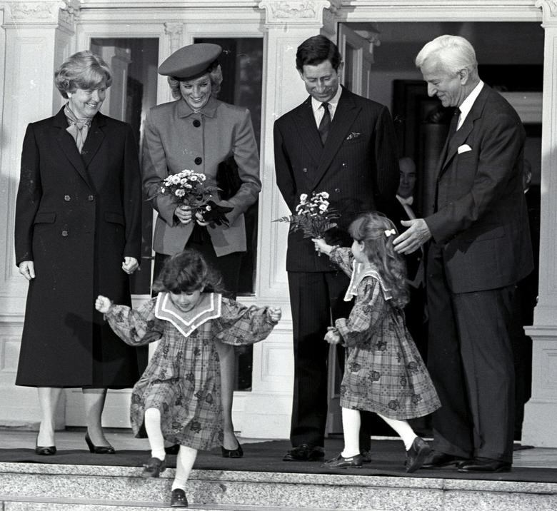 Cuộc đời của Vua Charles III: Từ hoàng tử bé đến ngai vàng