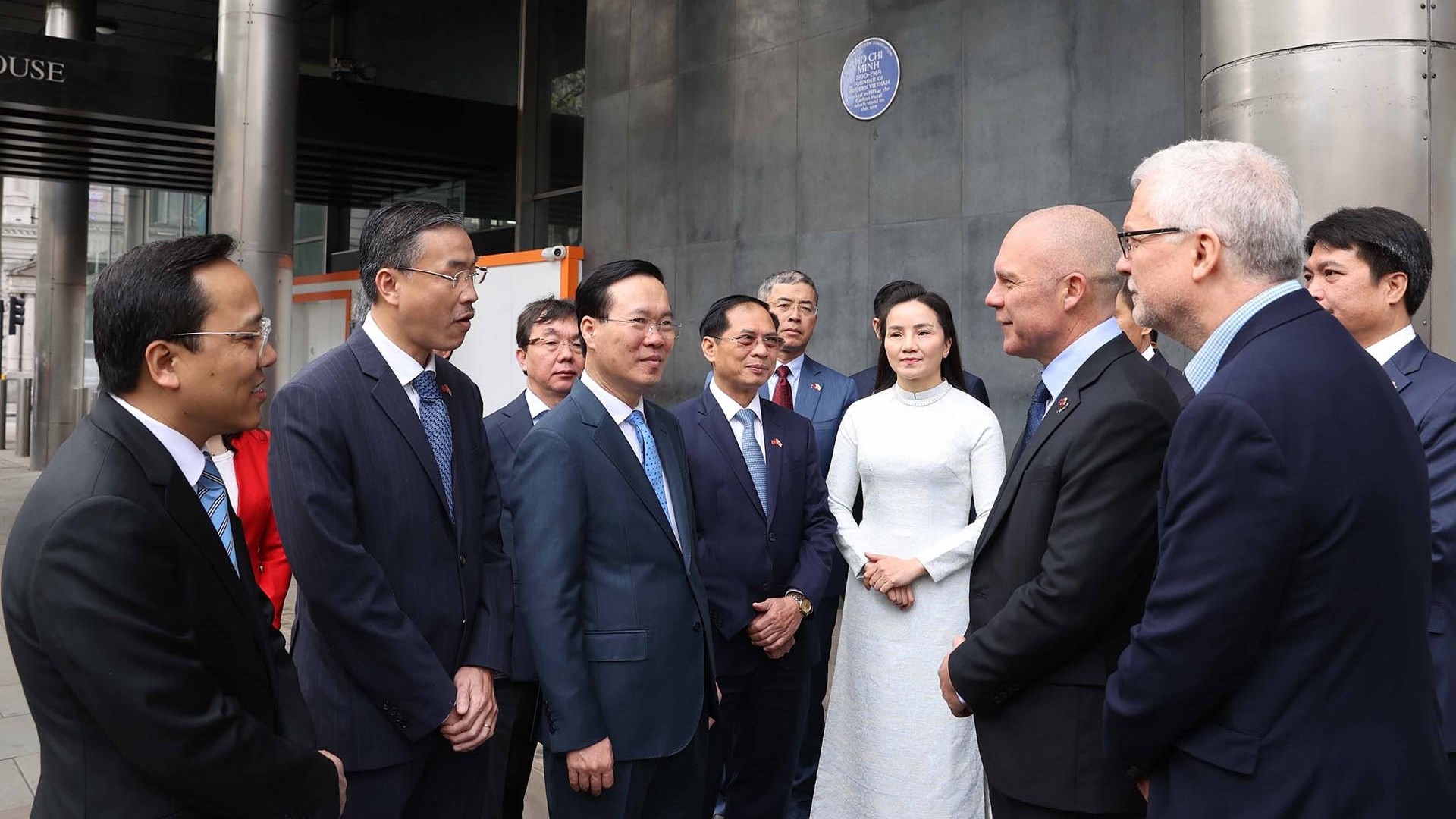 Chủ tịch nước Võ Văn Thưởng đặt hoa tại Biển tưởng niệm Bác Hồ ở thủ đô London