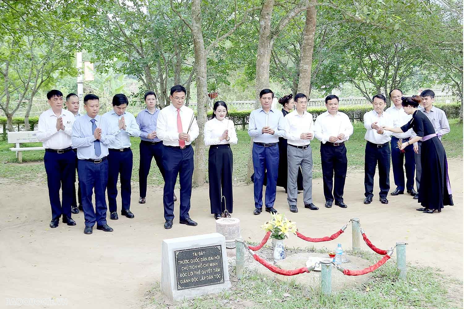 Đoàn Trưởng cơ quan đại diện Việt Nam ở nước ngoài làm việc tại tỉnh Tuyên Quang