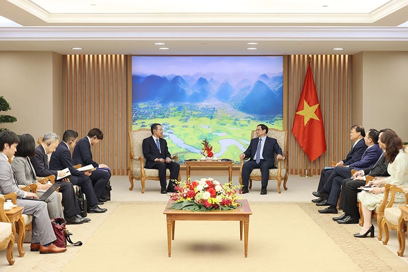 Thủ tướng Phạm Minh Chính tiếp ông Ishiguro Norihiko, Chủ tịch Tổ chức xúc tiến thương mại Nhật Bản (JETRO). (Nguồn: TTXVN)