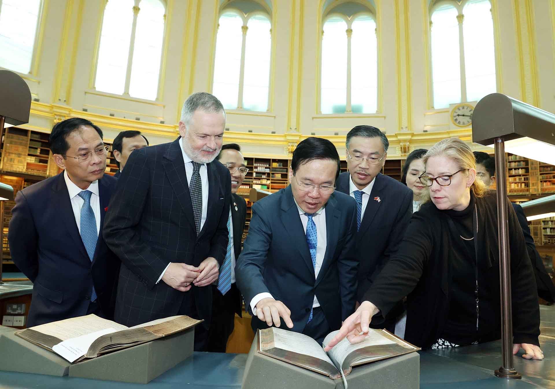 Chủ tịch nước Võ Văn Thưởng thăm Phòng đọc, nơi Karl Marx, Lenin cùng nhiều nhà tư tưởng lớn đã đến đọc và nghiên cứu. (Nguồn: TTXVN)