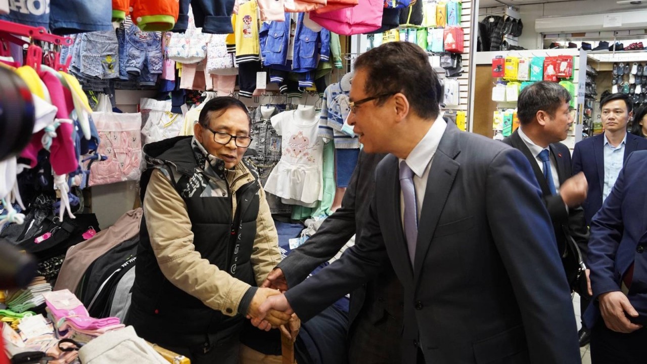 Đại sứ Đặng Minh Khôi gặp gỡ người Việt kinh doanh ở chợ Teply Stan, Nga