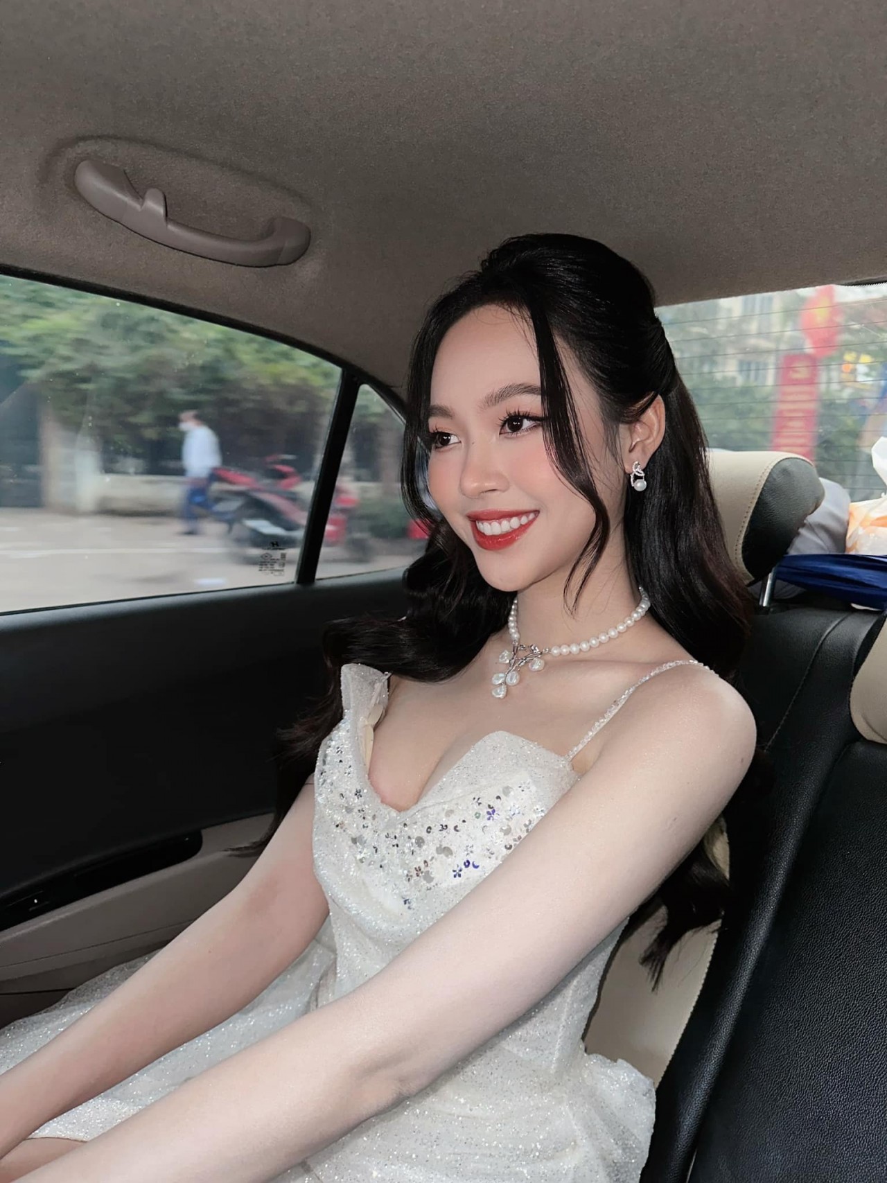 Á hậu Trịnh Thùy Linh