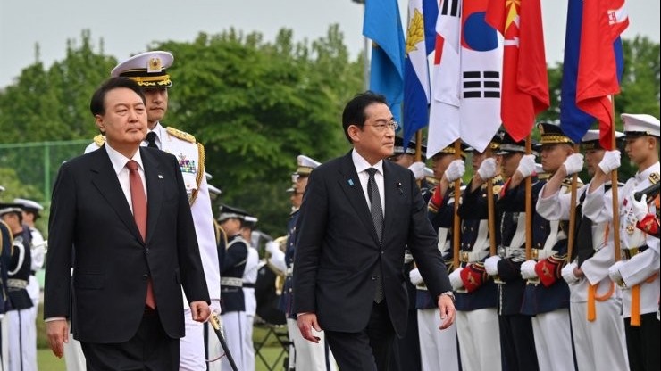 Ảnh ấn tượng tuần (1-7/5): Quân Ukraine bắn súng phóng lựu chống tăng, Điện Kremlin bị tấn công, du khách ‘đổ xô’ xem UAV chiến đấu của Thổ Nhĩ Kỳ