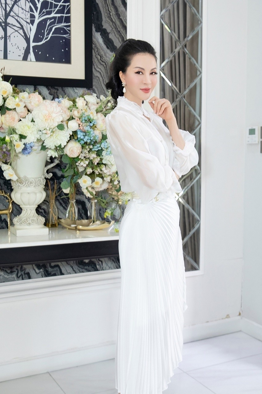 MC Thanh Mai cho biết, thường chọn các trang phục lịch sự, phù hợp hình ảnh nữ doanh nhân-nghệ sĩ. Cô hướng đến sự sang trọng, đẳng cấp nhưng vẫn thích váy áo đảm bảo được tiêu chí duyên dáng, điệu đà.