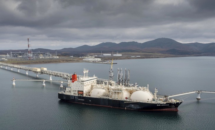 Tàu Sun Arrows đang lấy khí tự nhiên hóa lỏng từ dự án Sakhalin-2 tại cảng Prigorodnoye, Nga