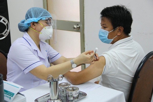 Bổ sung dinh dưỡng lành mạnh, ngủ đủ giấc trước và sau khi tiêm nhắc lại vaccine Covid-19 sẽ làm cho hệ miễn dịch mạnh hơn. (Nguồn: SK&ĐS) Bổ sung dinh dưỡng lành mạnh, ngủ đủ giấc trước và sau khi tiêm nhắc lại vaccine Covid-19 sẽ làm cho hệ miễn dịch mạnh hơn. (Nguồn: SK&ĐS)