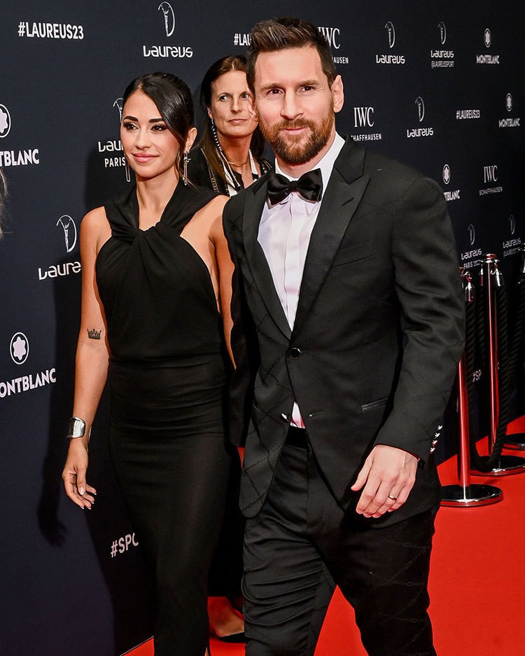 Messi nắm tay vợ tới lễ trao giải Thể thao thế giới Laureus vốn được coi là Oscar làng thể thao. Vợ chồng siêu sao PSG được khen phong cách khi mặc đồ đen đồng điệu. Messi nắm tay vợ tới lễ trao giải Thể thao thế giới Laureus vốn được coi là Oscar làng thể thao. Vợ chồng siêu sao PSG được khen phong cách khi mặc đồ đen đồng điệu.