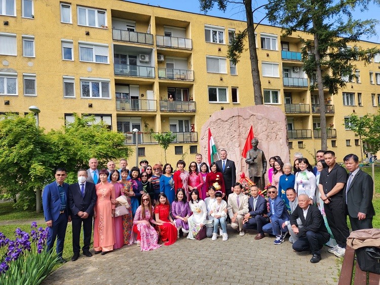 Tượng đài trong trái tim nhân loại