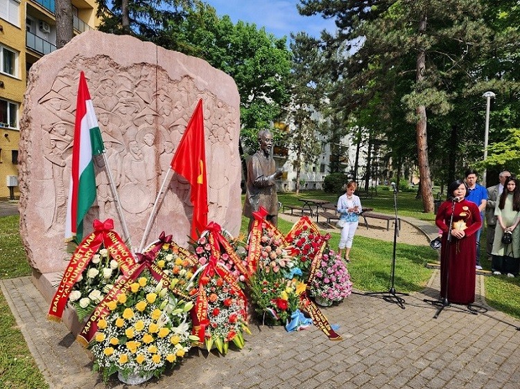 Cộng đồng người Việt tại Hungary dâng hoa kỷ niệm lần thứ 133 ngày sinh Chủ tịch Hồ Chí Minh