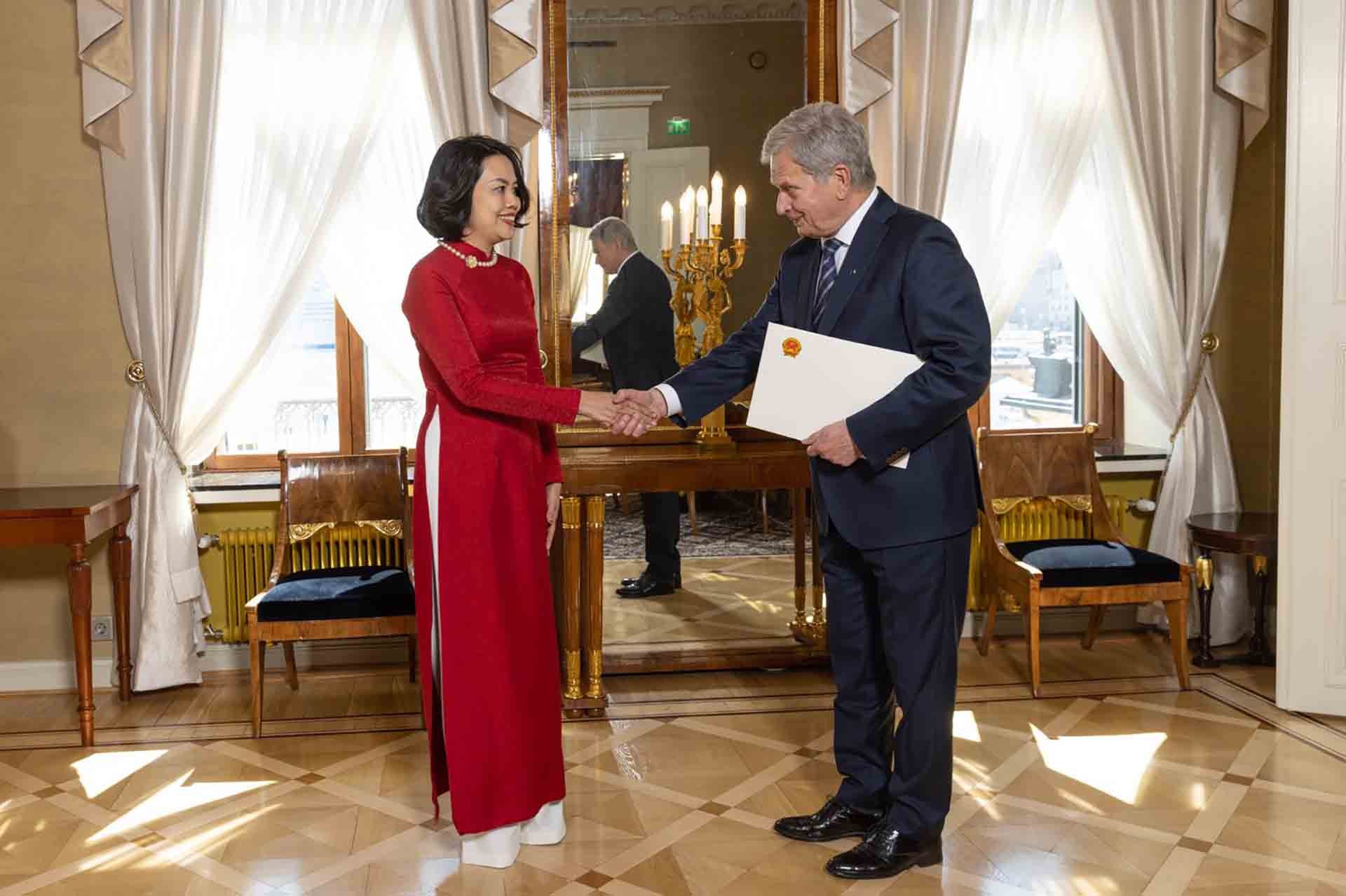 Đại sứ Phạm Thị Thanh Bình trình Thư ủy nhiệm thư lên Tổng thống Phần Lan Sauli Niinistö. (Nguồn: Văn phòng Tổng thống Phần Lan)