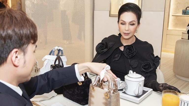 Diễn viên 6x Diễm My rạng ngời trong bộ đầm đen thanh lịch khi đi mua túi xách Dior