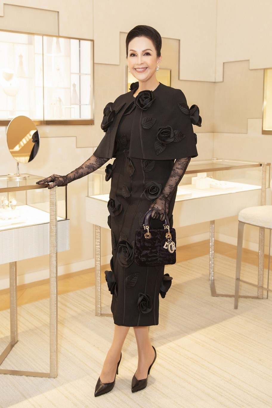 Diễn viên 6x Diễm My rạng ngời trong bộ đầm đen thanh lịch khi đi mua túi xách Dior