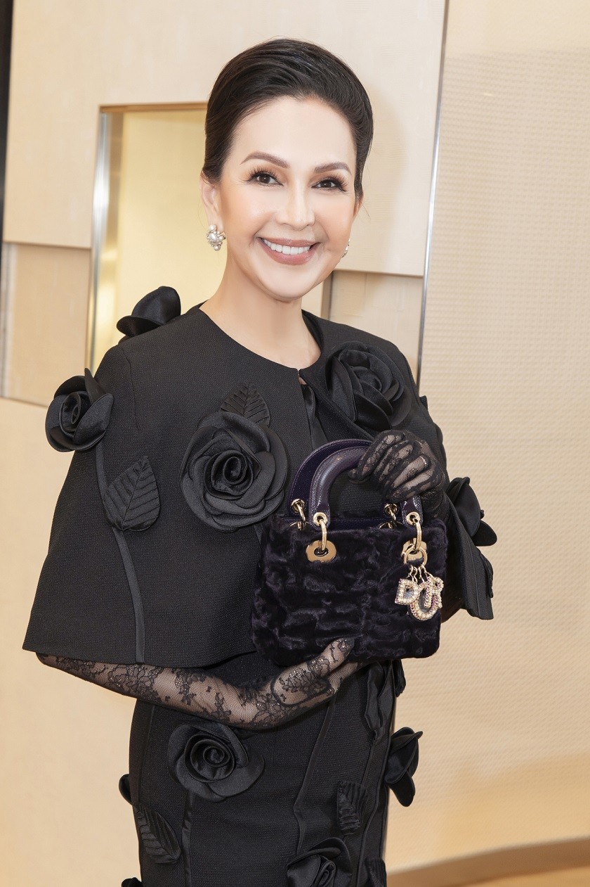 Diễn viên Diễm My cùng thói quen yêu thích mua sắm túi xách nhãn hàng Dior