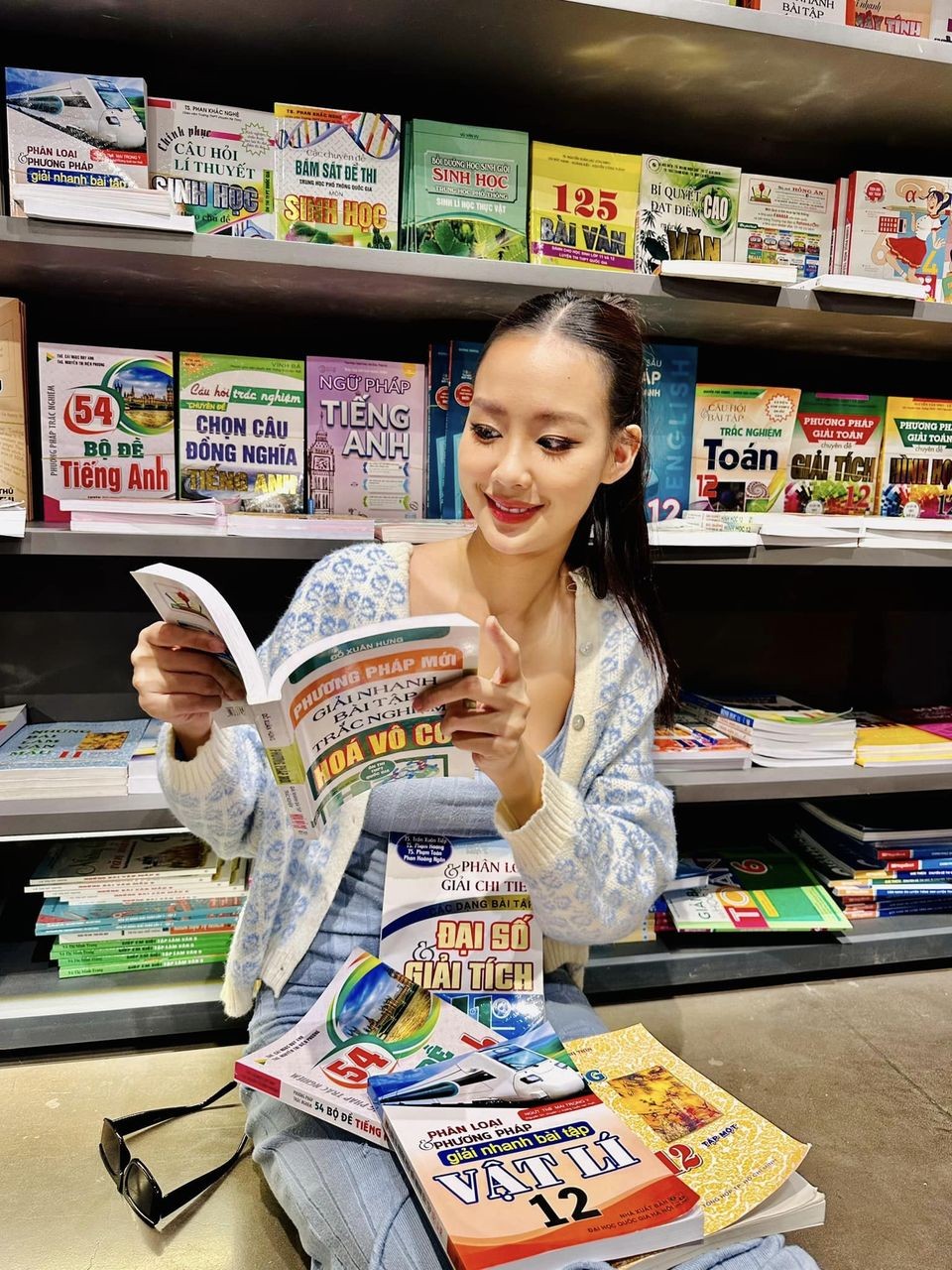 Sao Việt: Hòa Minzy đăng ảnh cổ vũ SEA Games, mạng xã hội phát sốt vì ảnh cũ của Diễm Hương và Việt Trinh Sao Việt: Hòa Minzy đăng ảnh cổ vũ SEA Games, mạng xã hội phát sốt vì ảnh cũ của Diễm Hương và Việt Trinh