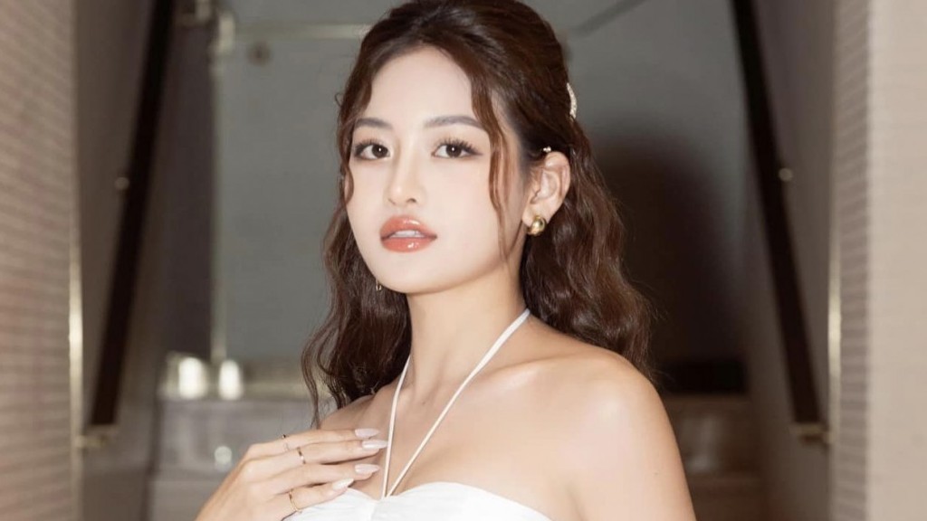 Siêu mẫu Hà Anh, Trương Ngọc Ánh và dàn người đẹp mặc sexy 'đổ bộ' show diễn thời trang