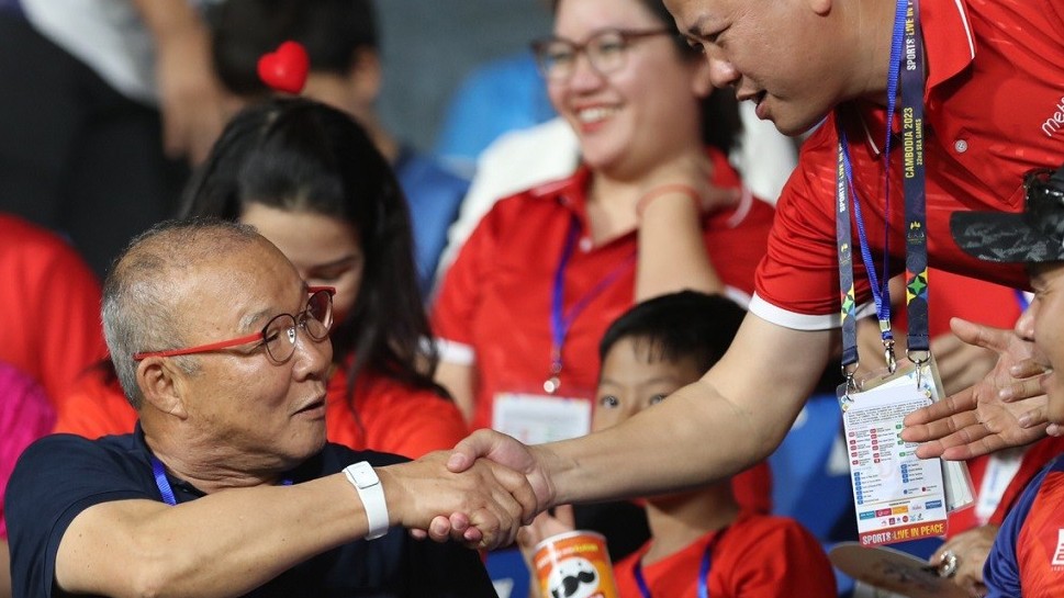 U22 Việt Nam vs U22 Thái Lan: HLV Park hút fan trên khán đài; HLV Troussier vui, khen học trò