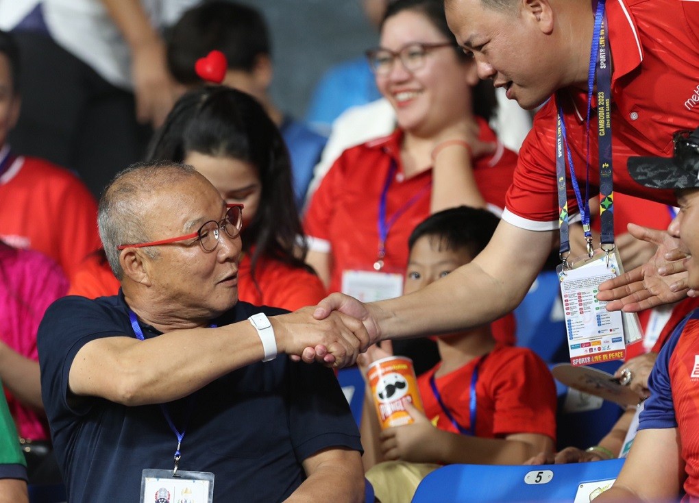 Đây là lần đầu tiên HLV Park dự khán một trận đấu của đội Việt Nam kể từ khi hết hạn hợp đồng với VFF hồi cuối tháng 1 năm nay. 