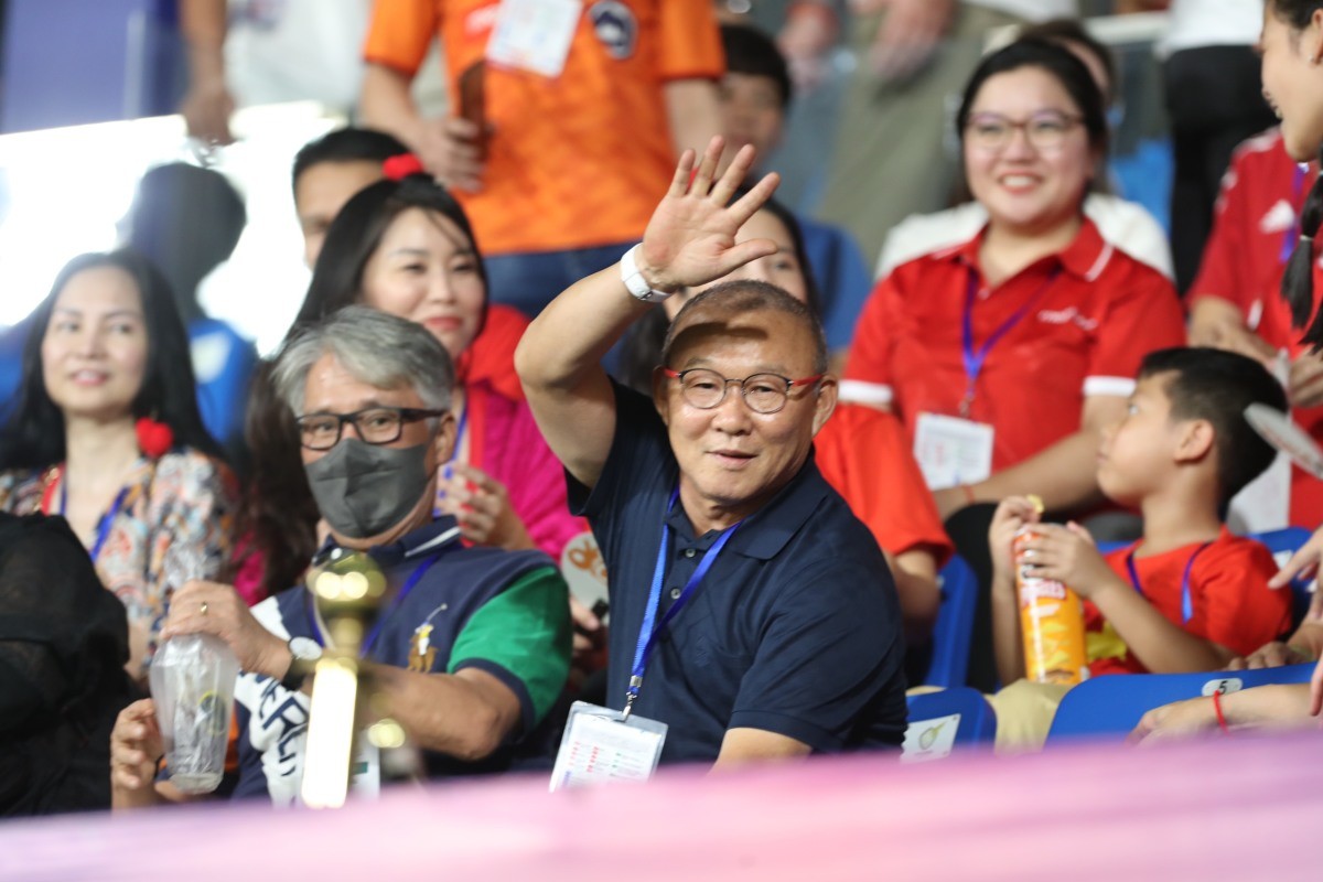 Ông Park vẫy tay chào khi thấy các ống kính phóng viên hướng về phía mình.