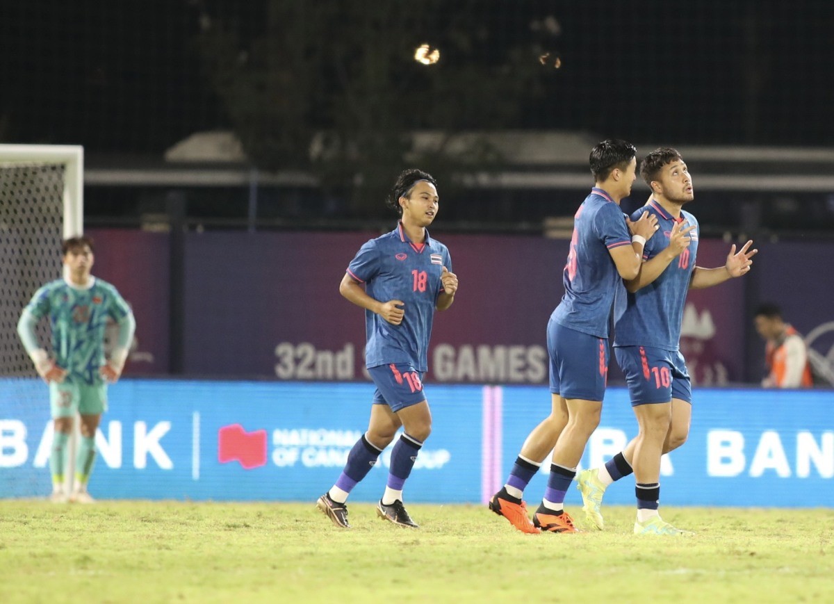 U22 Thái Lan sớm vượt lên ngay ở phút thứ ba sau một sai lầm cá nhân của trung vệ Lương Duy Cương. Trong khi lùi về ngăn chặn đường chọc khe của đối thủ, Duy Cương trượt chân ngã để tiền đạo Achitpol cướp được bóng và vượt qua cả thủ môn Huy Hoàng trước khi ghi bàn vào gôn trống.